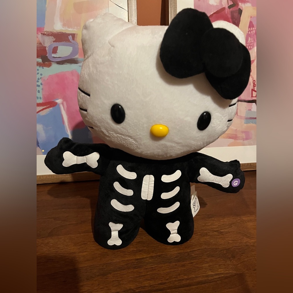 Hello Kitty Dancing Spooky Plush - Batteries included